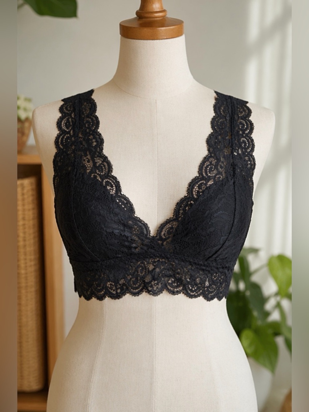 Scalloped Lace High-Neck Bralette - Black 🩷